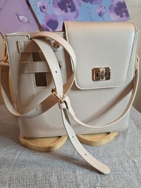 Cream Crossbody Tumbler Shoulder Bag with Flap